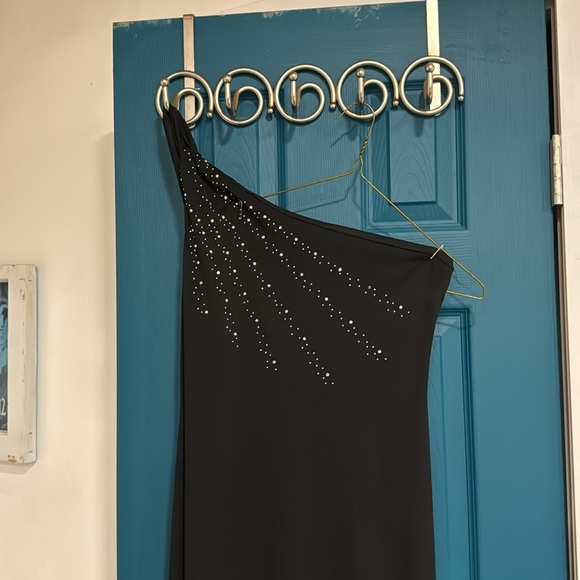 Black one shoulder strapless gown - L - Picture 2 of 3